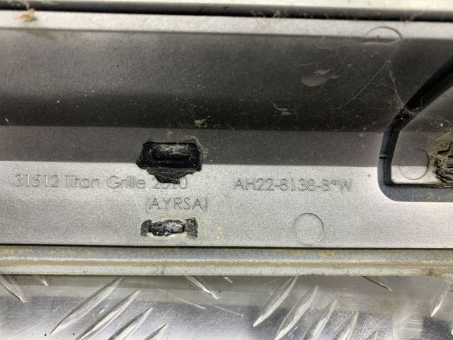 LR020942 LAND ROVER Решетка радиатора купить в Винница