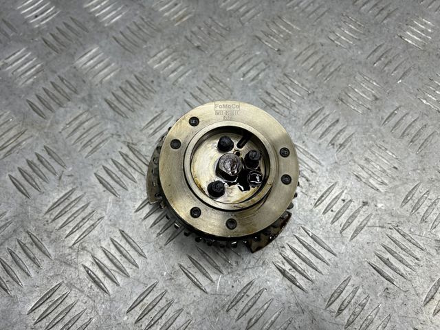 Звездочка-шестерня распредвала двигателя впускного LR023934 LAND ROVER