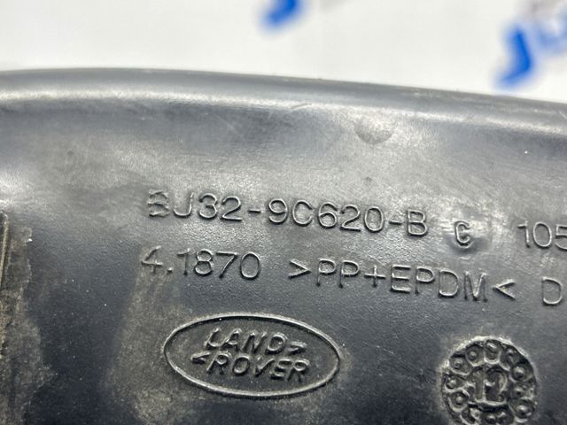 Патрубок воздушный выход воздушного фильтра LR024307 LAND ROVER