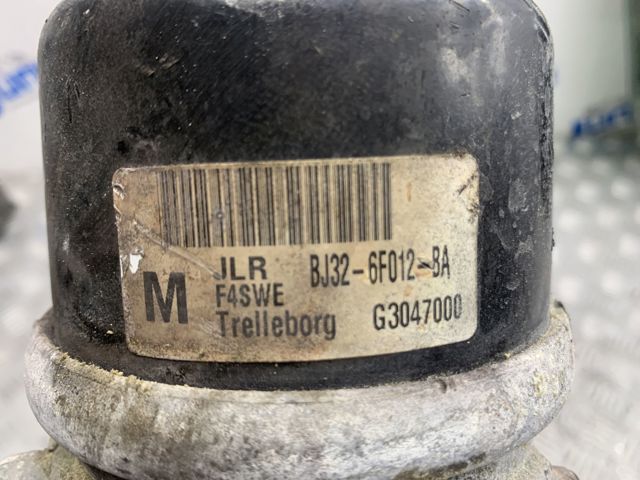Подушка (опора) двигателя, правая нижняя LR024730 LAND ROVER