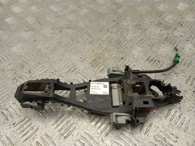 Держатель наружной ручки двери, передней правой LR025540 LAND ROVER