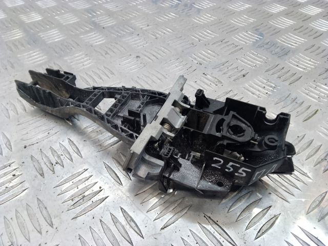 Держатель наружной ручки двери, передней левой LR025541 LAND ROVER
