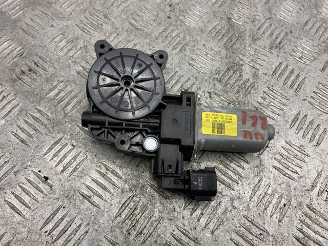 Мотор стеклоподъемника двери передней, правой LR031660 LAND ROVER