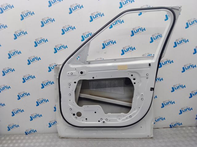 Пассажирская передняя дверь LR044226 LAND ROVER
