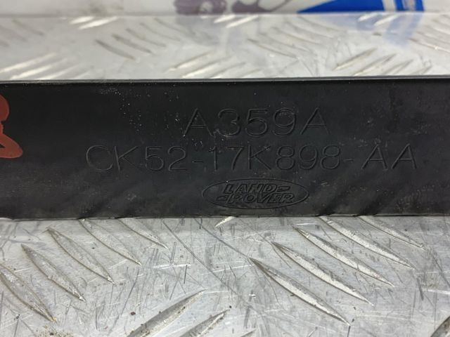 Кронштейн бампера переднего LR045215 LAND ROVER