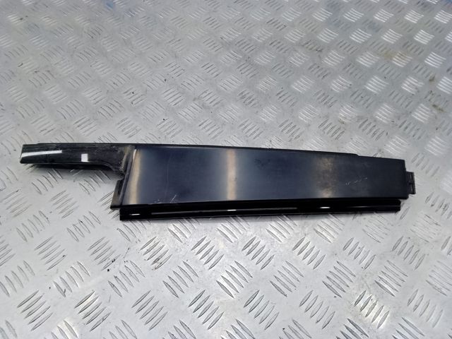Накладка двери задней правой вертикальная LR050771 LAND ROVER