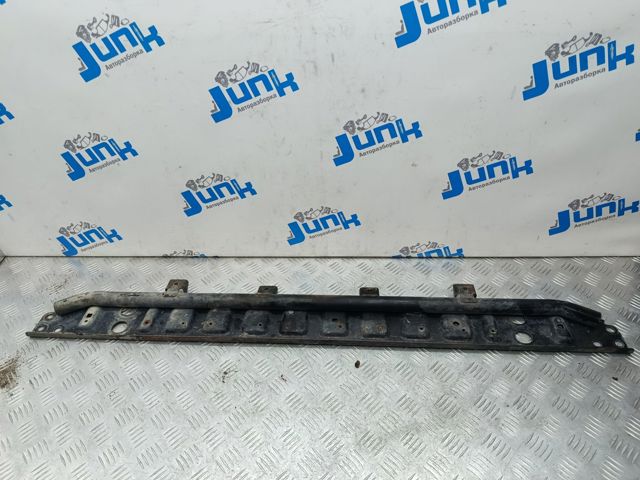 Кронштейн радиатора нижний LR060346 LAND ROVER