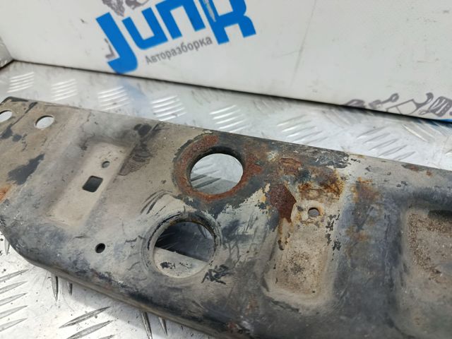 LR060346 LAND ROVER Кронштейн радиатора нижний купить в Киев