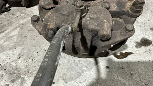 41011VK100 Суппорт тормозной передний левый купить Киев