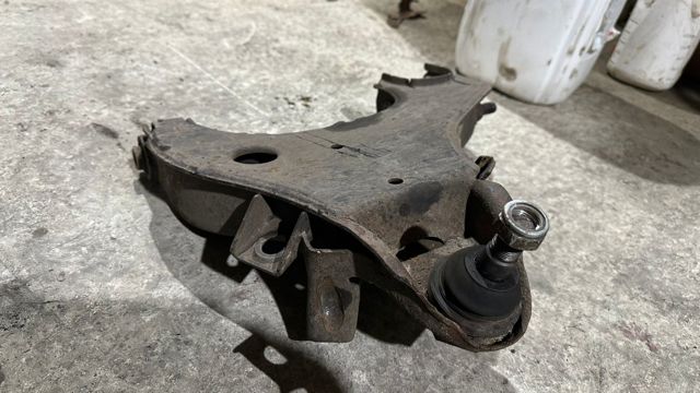 Рычаг передней подвески нижний, правый 54500VK385 NISSAN