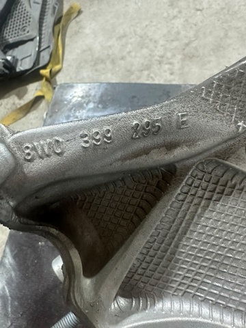 Кронштейн передней балки 8W0399295E VAG