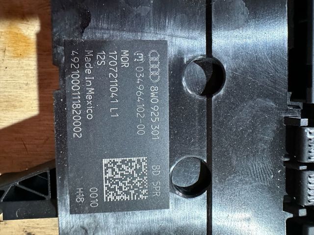 8W0925301 VAG Консоль панели управления центральная купить в Каменское
