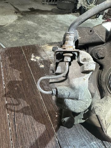 Суппорт тормозной передний левый MB858404 MITSUBISHI