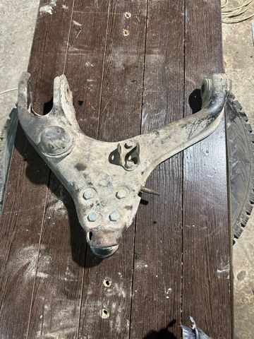Правый рычаг передней нижней подвески MB860832 MITSUBISHI