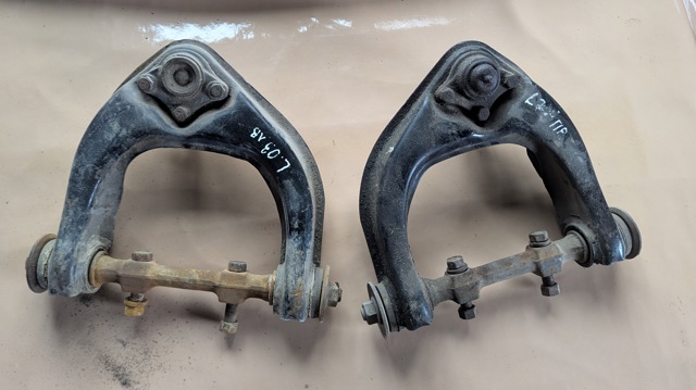 Рычаг передней подвески верхний, правый MR296094 MITSUBISHI