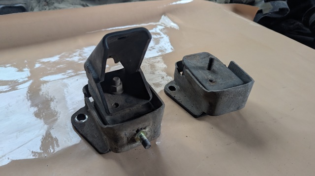 Подушка двигателя левая/правая MR961386 MITSUBISHI