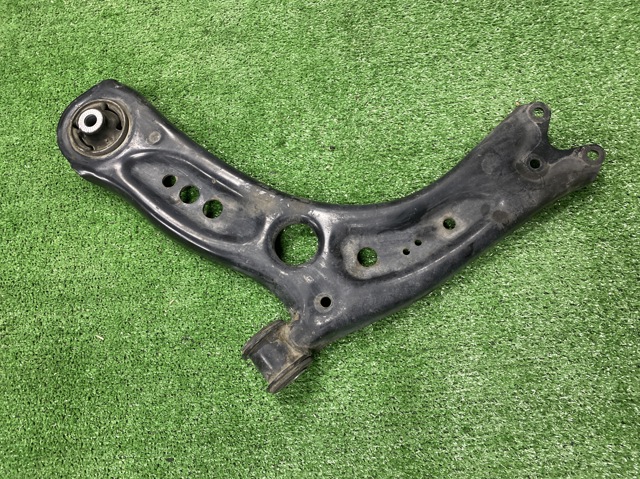 Левый рычаг передней нижней подвески Skoda Octavia III A7
