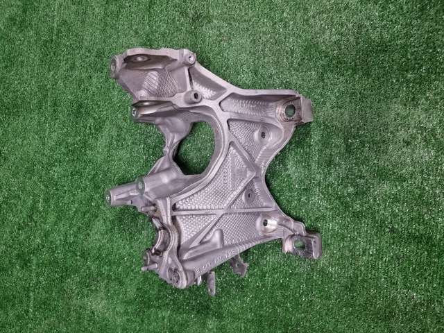 Кронштейн передней балки 8W0399296E VAG