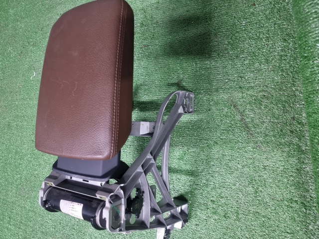 Кронштейн подлокотника 8W0864283B VAG