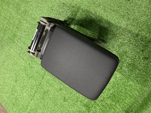 Кронштейн подлокотника 8W0864283F VAG