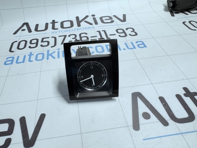 VAG 561919204B Часы салонные в наличии Николаев