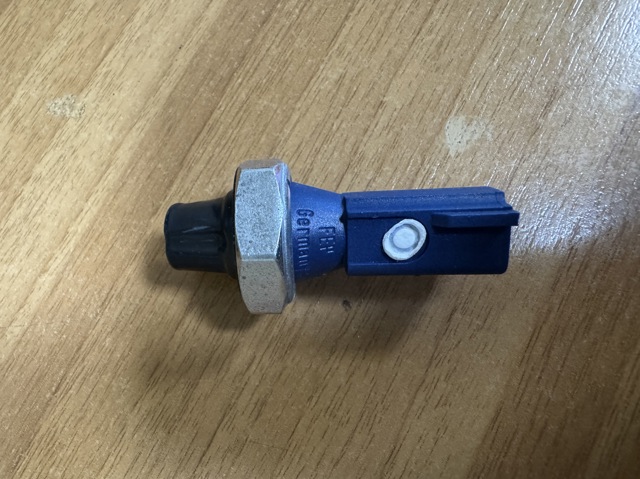 Датчик давления масла двигателя 038919081G VAG