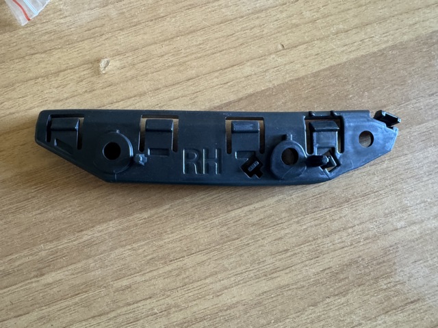 Кронштейн бампера переднего, внешний правый 108418200E Tesla Model