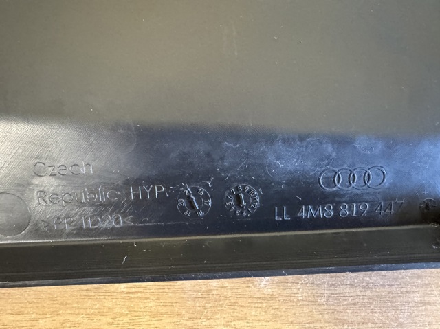 4M8819447 VAG Заглушка жабо боковая купить в Черновцы