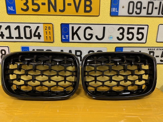 BMW 51138469960 Решетка радиатора правая в наличии Украина