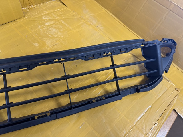 622546RR0A NISSAN Решетка бампера переднего центральная купить в Кривой Рог