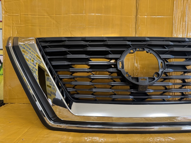 NISSAN 623106RR0A Решетка радиатора в наличии Полтава