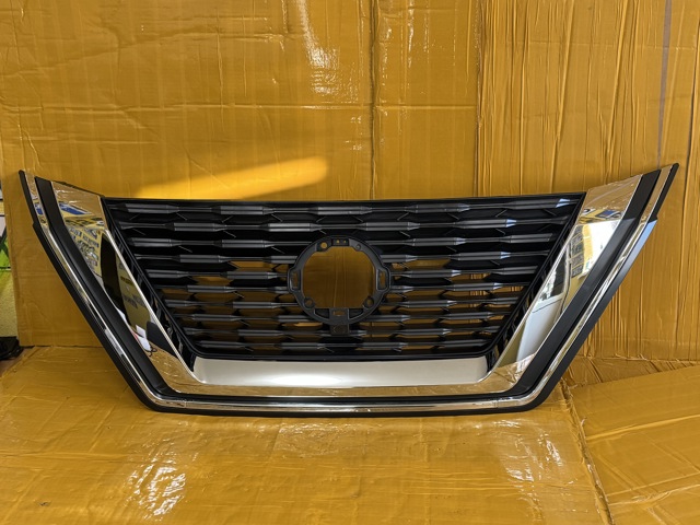 Решетка радиатора 623106RR0A NISSAN