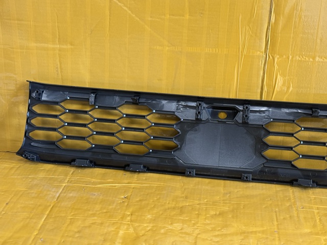 MITSUBISHI 6405A253 Решетка бампера переднего центральная в наличии Винница