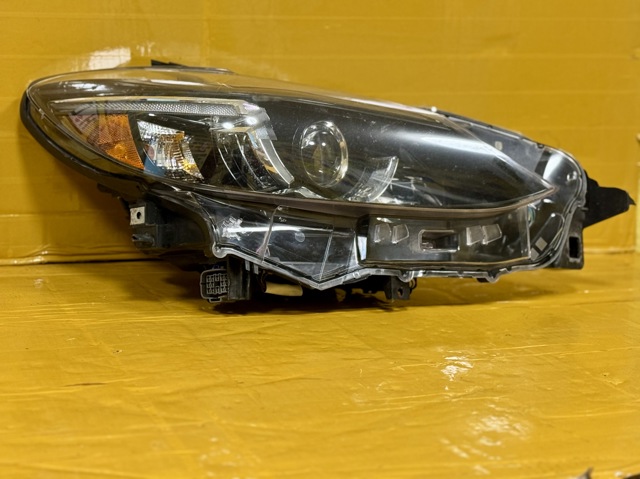 Вставка фары правой GMP2510K0 MAZDA