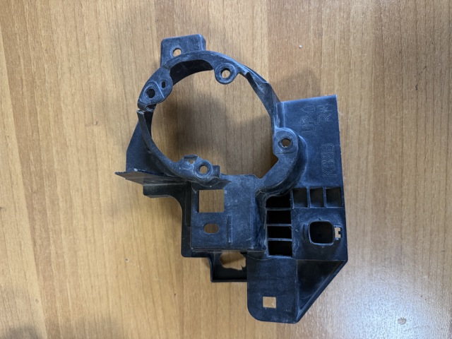 KB8B51684 MAZDA Кронштейн крепления противотуманной фары правой купить в Украина