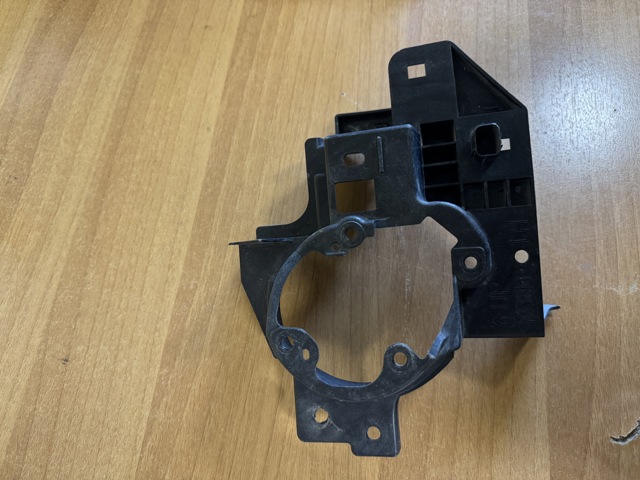 MAZDA KB8B51694 Кронштейн крепления противотуманной фары левой в наличии Чернигов