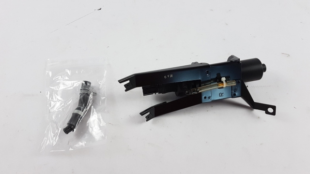 NISSAN 286543Y700 Держатель форсунки омывателя фары (подъемный цилиндр) в наличии Черкассы