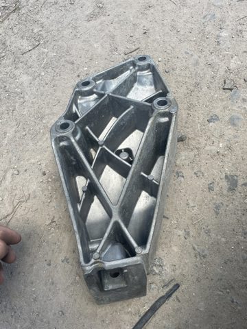 Кронштейн подушки (опоры) двигателя, левой 22116861559 BMW