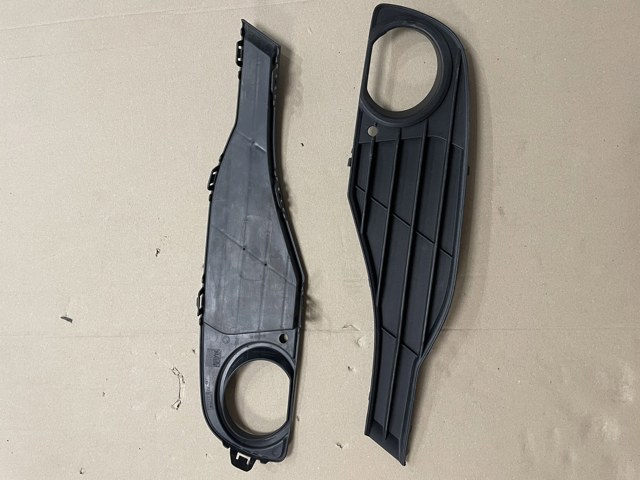 Решетка бампера переднего внутренняя правая 51117255366 BMW