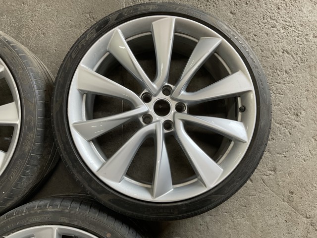 104422700D Tesla