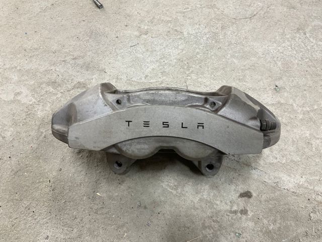 Суппорт тормозной, передний, правый 104462200D TESLA
