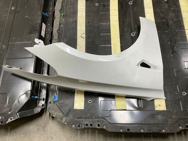 Переднее правое крыло 1081400E0D TESLA