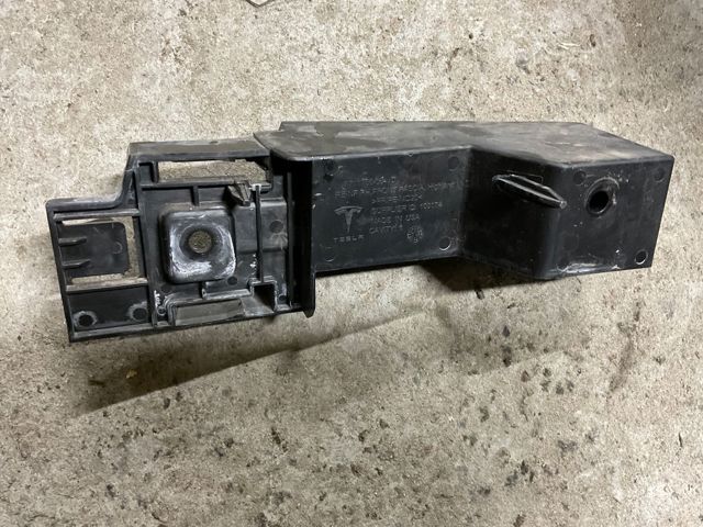 Кронштейн передней панели правый 171175600D TESLA