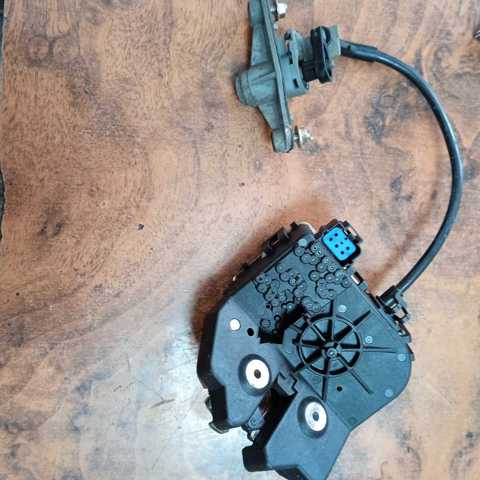 Замок и ручка двери задка 1S7AF43102AE FORD