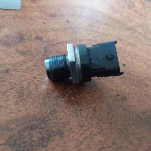 Регулятор давления топлива в топливной рейке Альфа-ромео 166