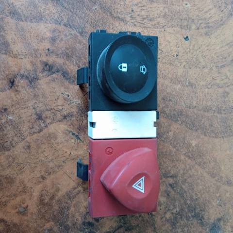 Кнопка включения аварийного сигнала 8200407415 RENAULT