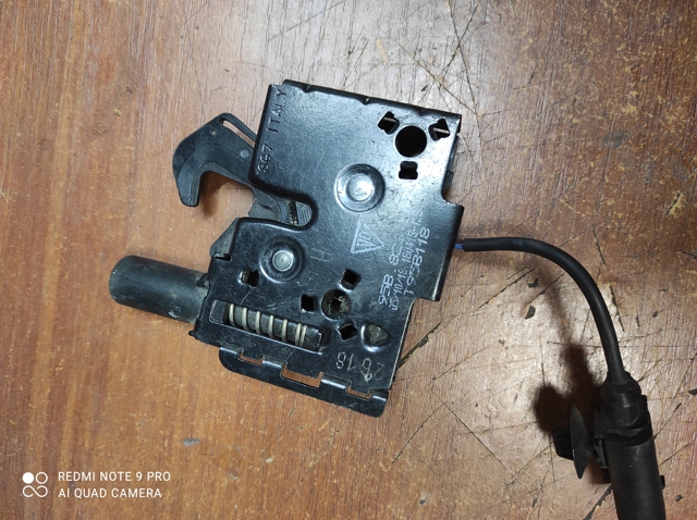 Запор капота (замок и привод замка капота) 95B823509A PORSCHE