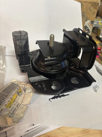 Подушка (опора) двигателя, передняя 7700818994 RENAULT