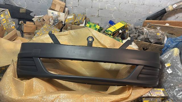 Бампер передний 8200748275 RENAULT