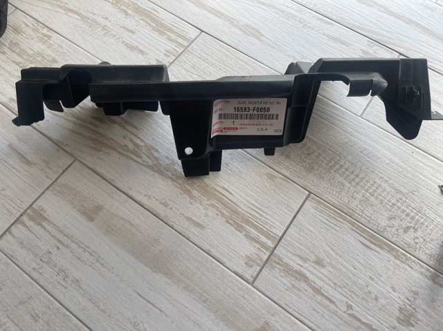 Воздуховод/дефлектор радиатора, правый 16593F0050 TOYOTA